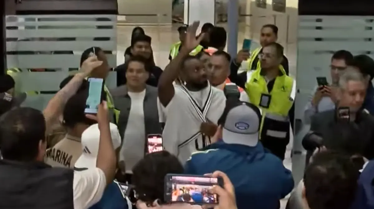 Aunque fue breve, se dio tiempo de atender a los medios de comunicaci&oacute;n.