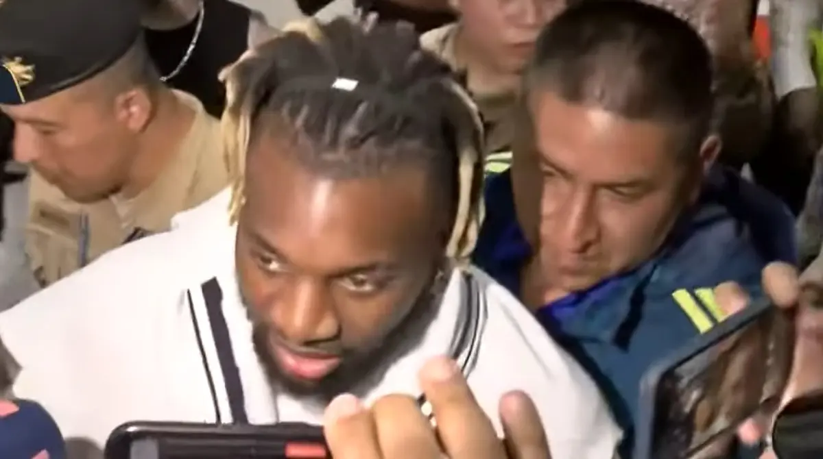 Gente del club y autoridades del aeropuerto lo escoltaron por el pasillo que arm&oacute; la afici&oacute;n.