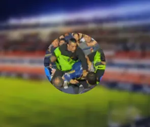 Guardia da brutal golpiza a aficionado en el Alfonso Lastras