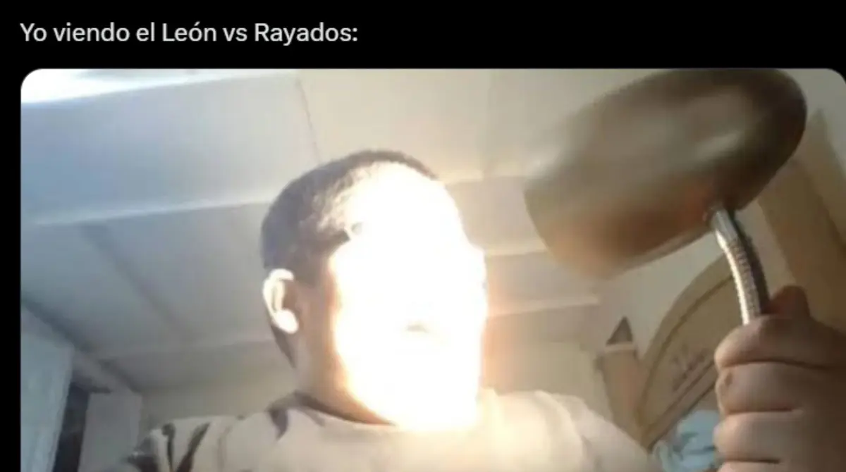 Los usuarios en redes sociales no dudaron en hacer memes del resplandor del que fueron víctimas.