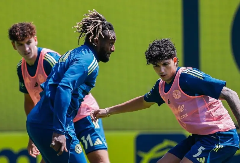 Kevin Álvarez le dio un recuerdo a Saint-Maximin