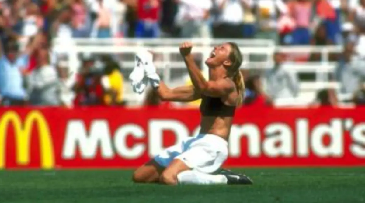 1999: Final de la Copa Mundial Femenina - Brandi Chastain y el 'sujetador deportivo' (EE.UU. vs. China): En el Rose Bowl, EE.UU. ganó en penales tras un 0-0. Chastain anotó el penal decisivo y celebró quitándose la camiseta, revelando su sujetador deportivo. Este gesto catapultó el fútbol femenil a la fama global, atrayendo a 90,000 espectadores y simbolizando empoderamiento.