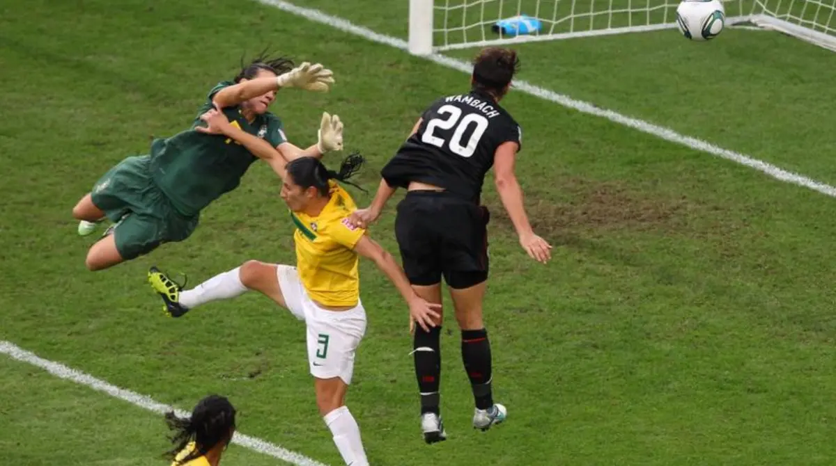 2011: Cabezazo de Abby Wambach en cuartos de final (EE.UU. vs. Brasil): En el Mundial, Wambach empató en el minuto 122 con un cabezazo épico, llevando a penales y victoria estadounidense. Considerado uno de los goles más dramáticos en la historia.
