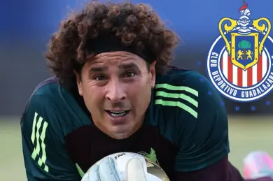 Guillermo Ochoa se habría ofrecido a jugar en Chivas