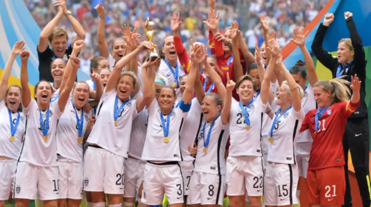 2015: Hat-trick de Carli Lloyd en la final (EE.UU. vs. Japón): Lloyd anotó tres goles en 16 minutos, incluido uno desde medio campo, para un 5-2. Uno de los momentos más explosivos del Mundial.