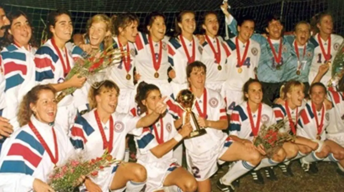 1991: Primera Copa Mundial Femenina oficial (China): EE.UU. ganó el título inaugural ante Noruega (2-1). Marcó el inicio de la era FIFA para el fútbol femenil, con Michelle Akers como estrella.<br><br>