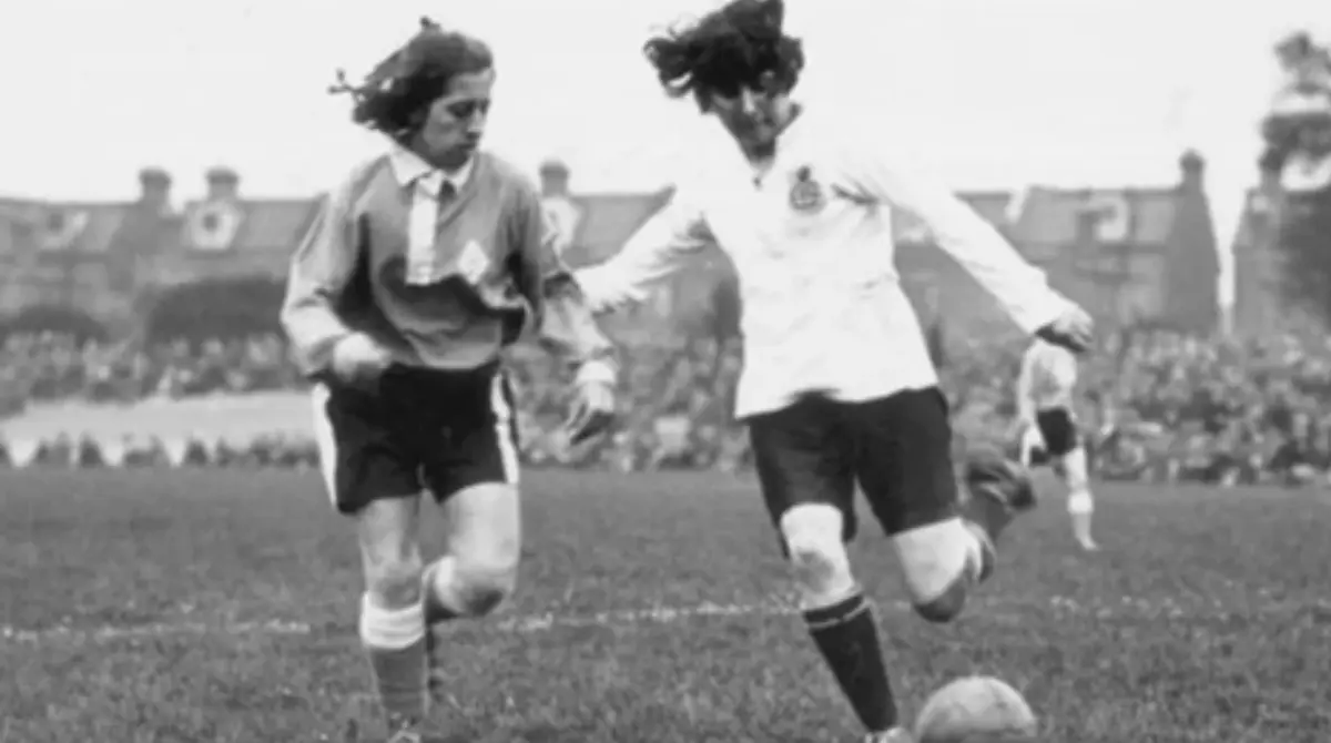 1921-1971: Prohibición de la FA al fútbol femenil (Europa): La Federación Inglesa vetó el juego por ser 'inapropiado' para mujeres, retrasando décadas su desarrollo.
