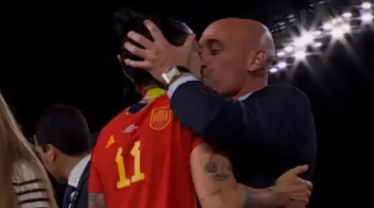 2023: Beso no consentido de Luis Rubiales (España): Tras la victoria mundialista, Rubiales besó a Jenni Hermoso, desatando escándalo global por acoso y dimisión.