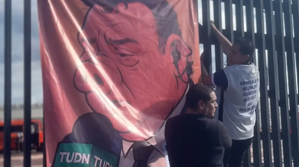  La afición de Cruz Azul causó una gran polémica por la manta en contra de David Faitelson 