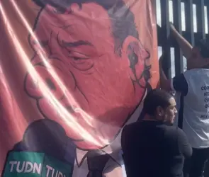 Aficionados de Cruz Azul agreden a David Faitelson con manta denigrante