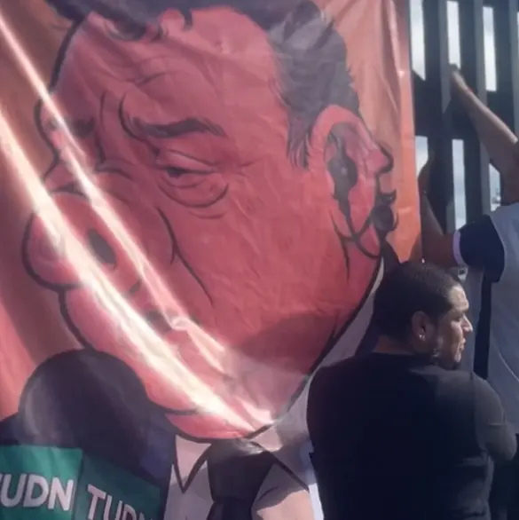 Aficionados de Cruz Azul agreden a David Faitelson con manta denigrante