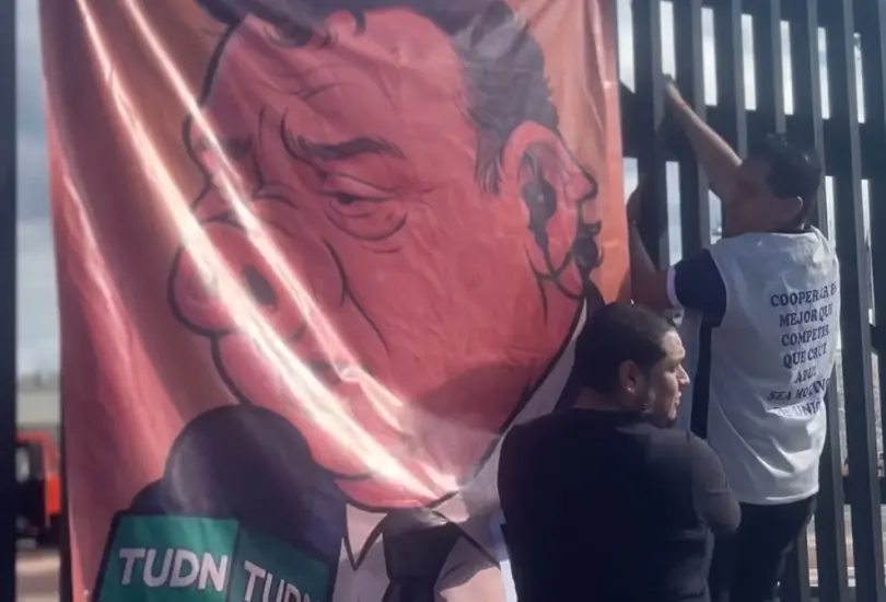 La afición de Cruz Azul causó una gran polémica por la manta en contra de David Faitelson