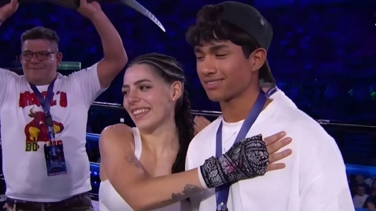  La influencer sorprendió con su acompañante en el evento de boxeo. 