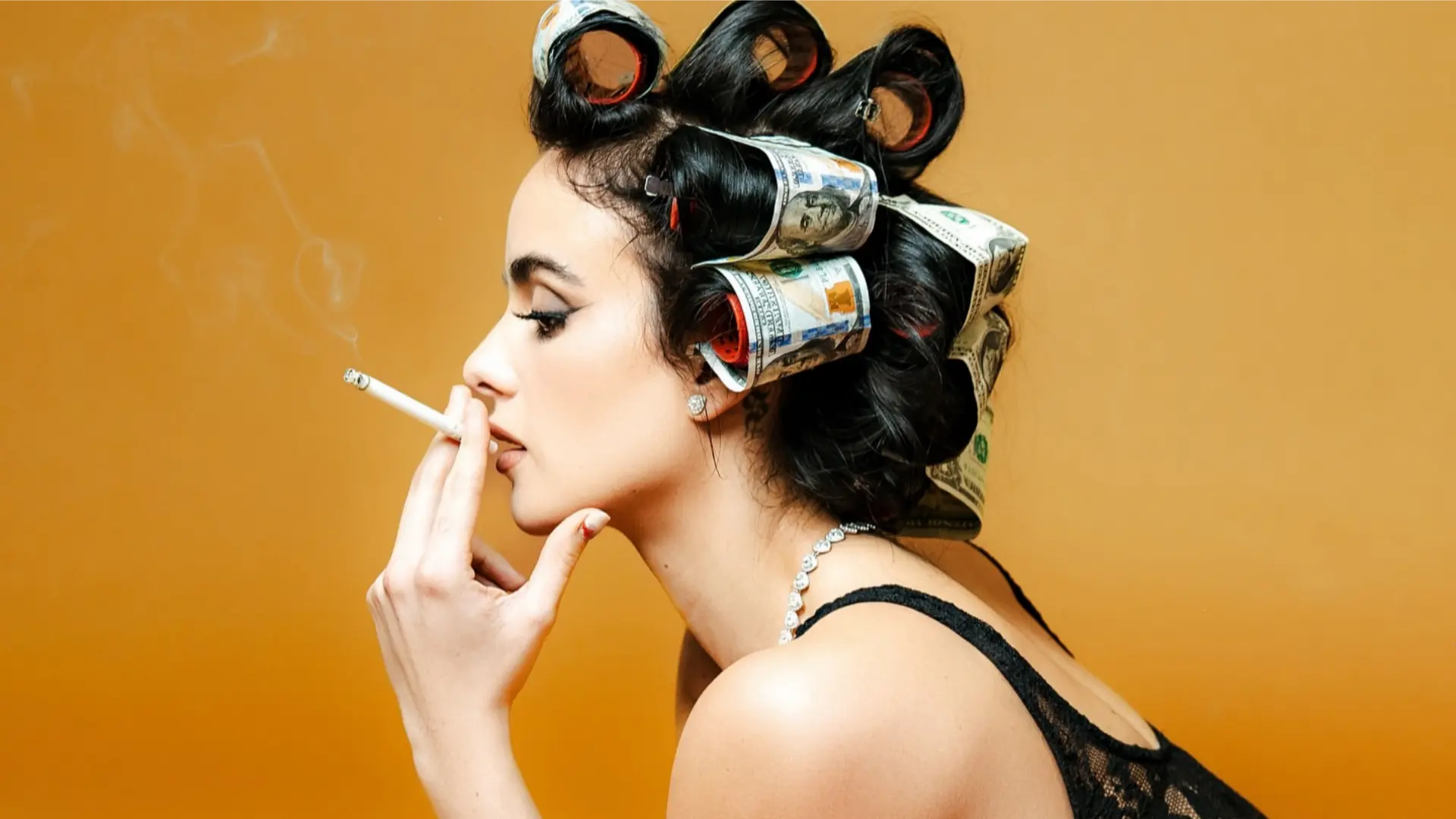 Montes ha sido criticada por mencionar otras controversias de su rival en conferencias de prensa.