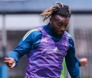 Saint-Maximin exhibe a futbolista del América en pleno entrenamiento