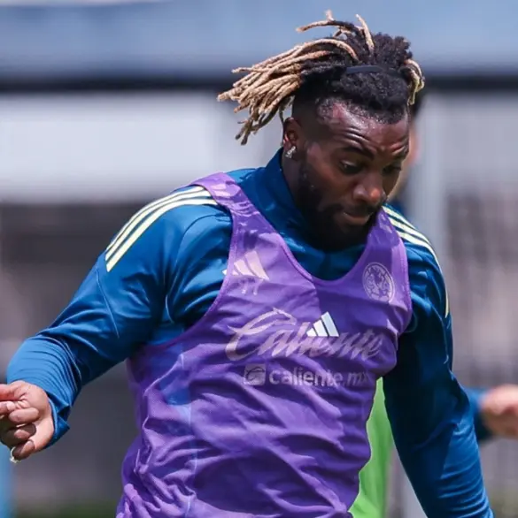 Saint-Maximin exhibe a futbolista del América en pleno entrenamiento