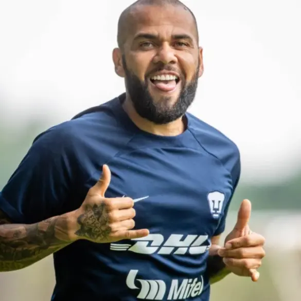 Dani Alves reaparece y lanza guiño a Pumas