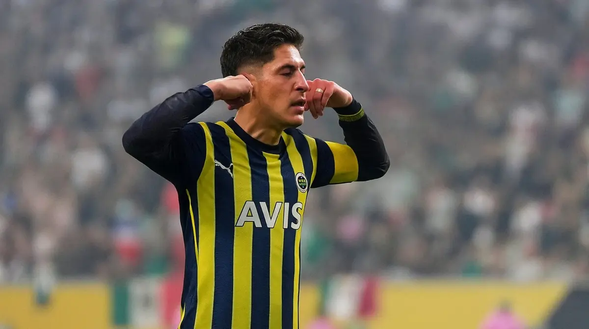 Edson Álvarez está por unirse al Fenerbahce tras su paso por Inglaterra. Edson Álvarez está por unirse al Fenerbahce tras su paso por Inglaterra.
