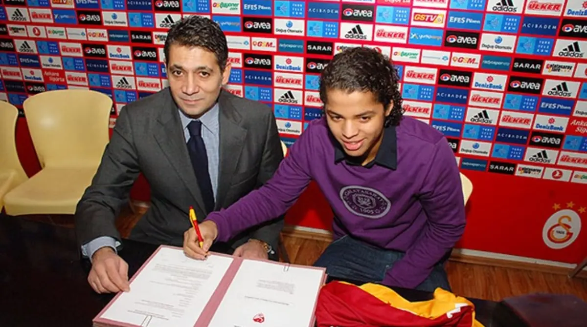 Fue parte del equipo turco durante la temporada 2009-2010 pero solo disputó 14 partidos. Fue parte del equipo turco durante la temporada 2009-2010 pero solo disputó 14 partidos.