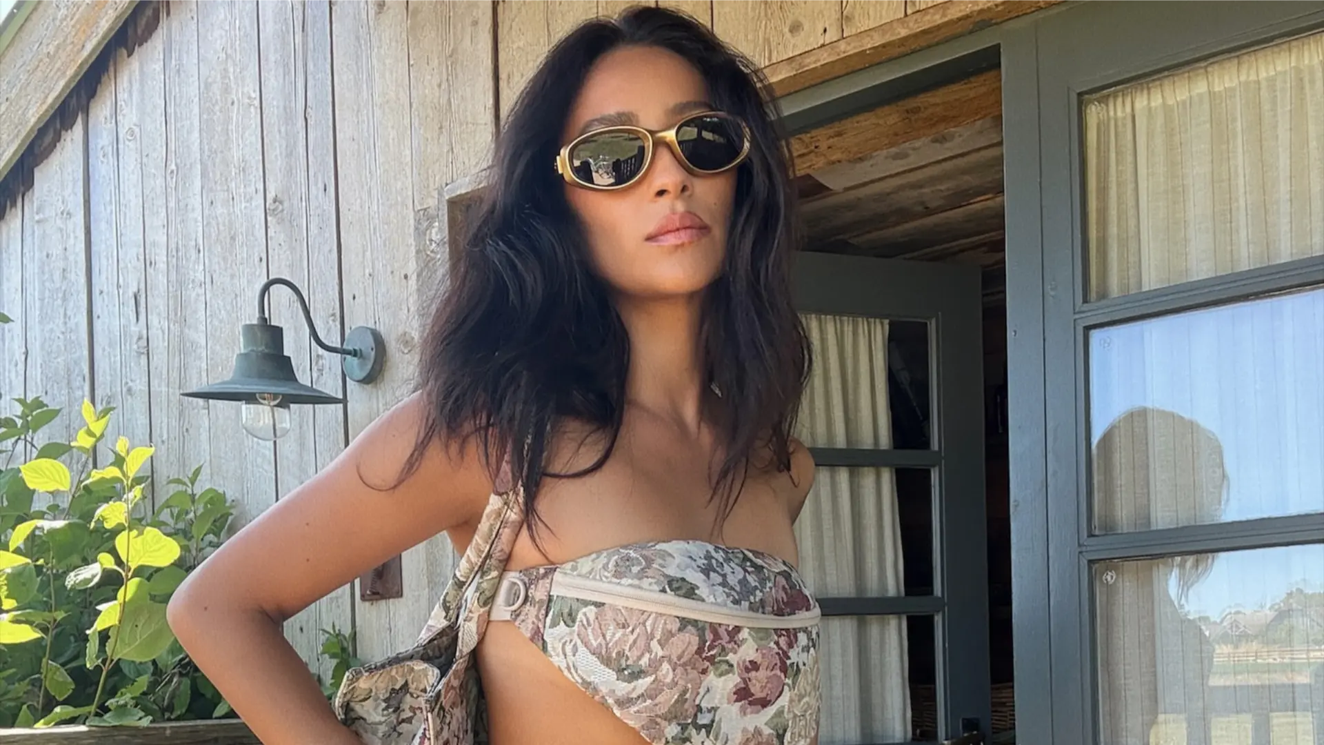 Le gusta mucho la fotografía y el video, y a menudo documenta sus viajes en su canal de YouTube.