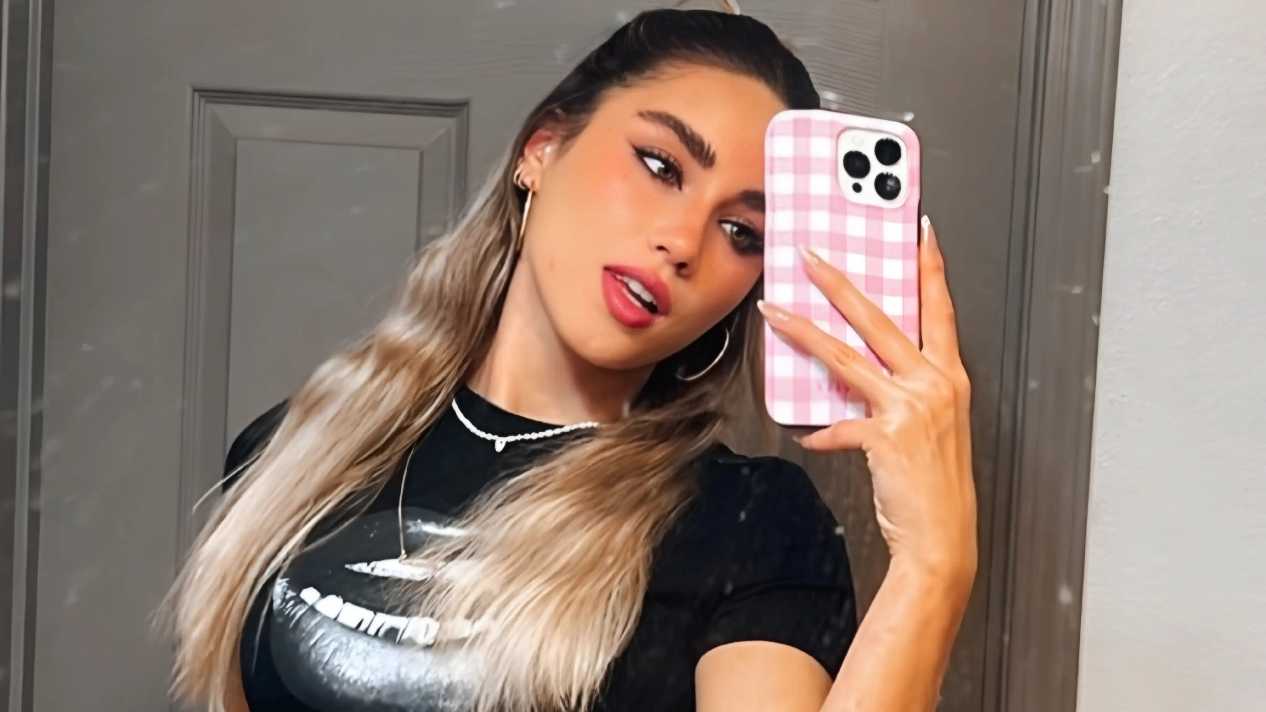 Sabe tocar el piano y le gustaba pintar en sus ratos libres.