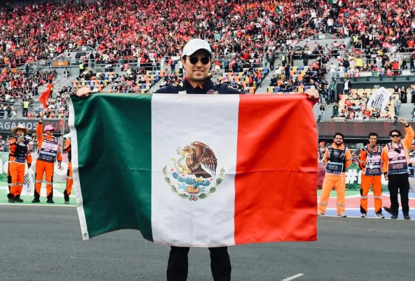 El piloto mexicano estaría cada vez más cerca de volver a estar en la parrilla de la F1 El piloto mexicano estaría cada vez más cerca de volver a estar en la parrilla de la F1