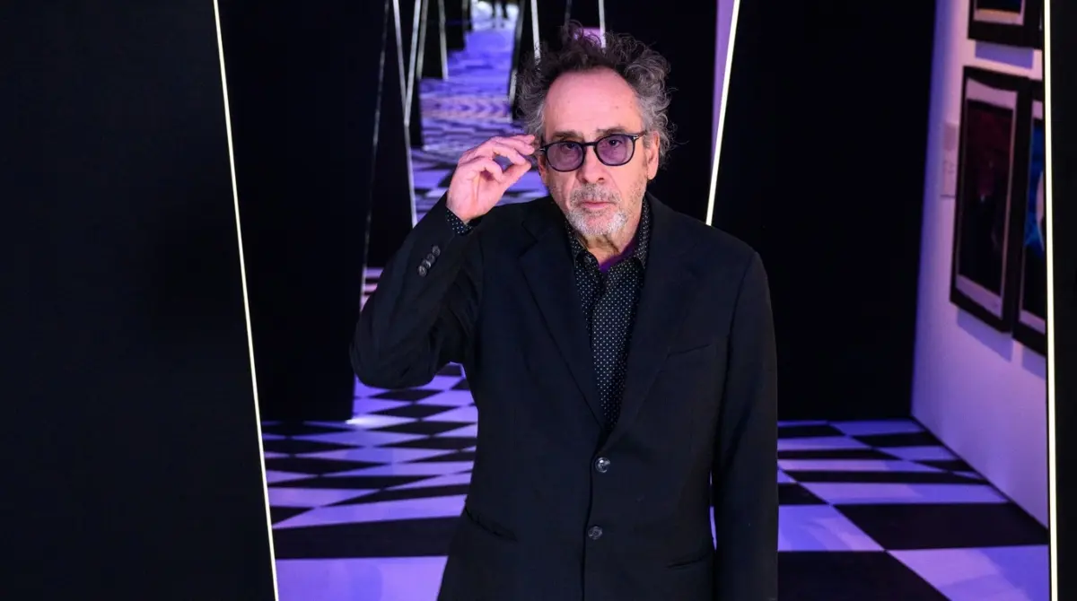 Tim Burton es un director, productor, escritor y diseñador estadounidense conocido por su estilo cinematográfico distintivo.