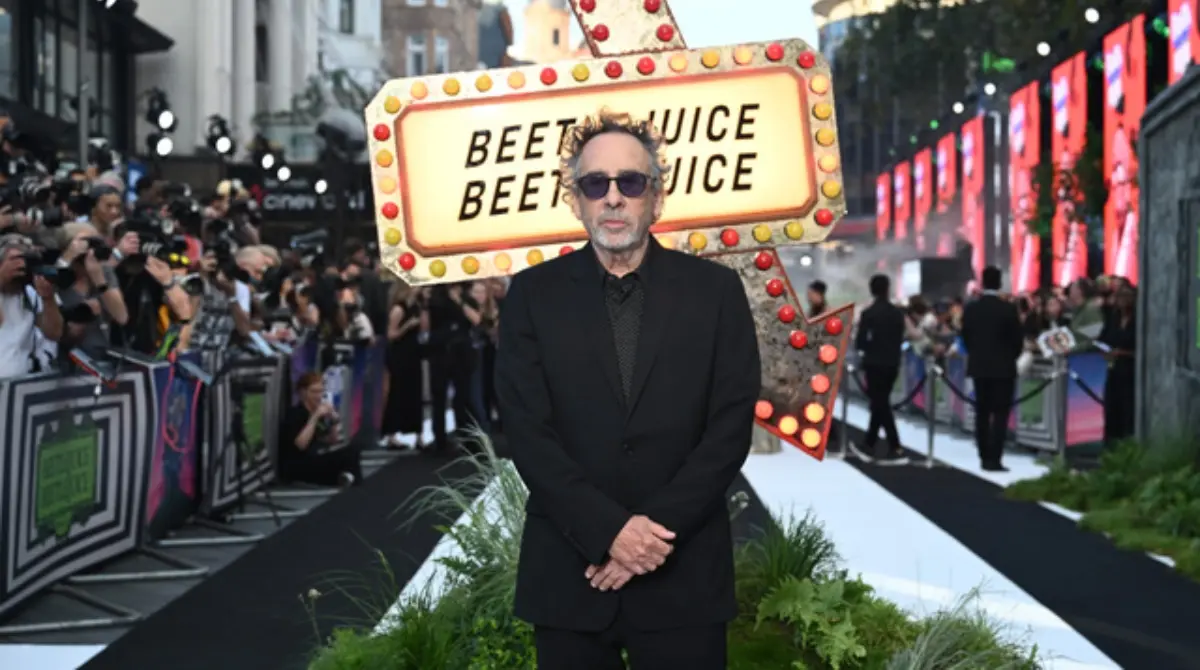 Su estilo se caracteriza por combinar elementos góticos, excéntricos y fantásticos, a menudo con un toque de humor oscuro.