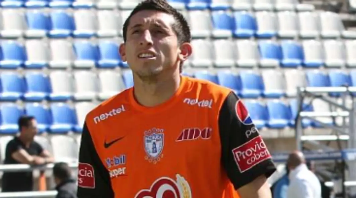 Héctor Herrera comienza su carrera en las fuerzas básicas de Pachuca, luciendo un físico delgado, cabello corto y sin tatuajes visibles, enfocado en su desarrollo como mediocampista.