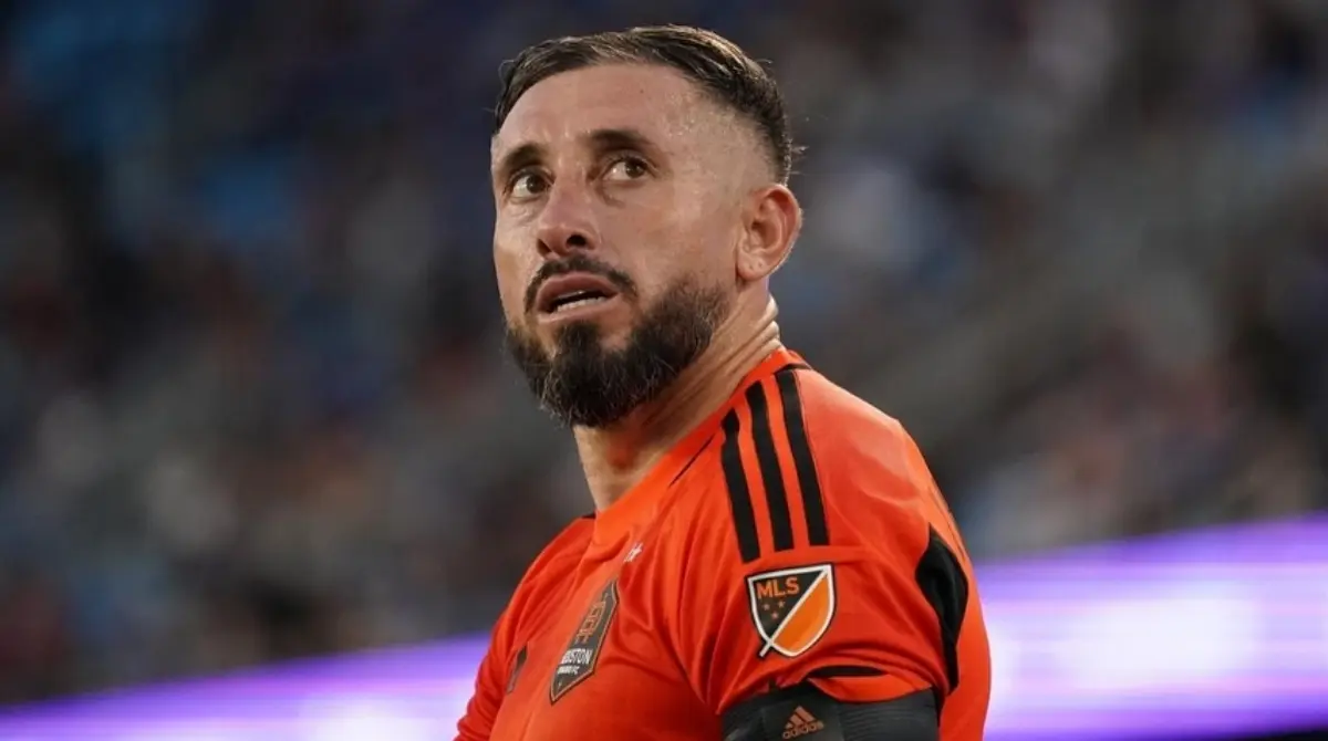 Enfrenta escándalo por escupir a un árbitro; mantiene apariencia transformada, con cabello denso y barba como firma personal.<br><br>