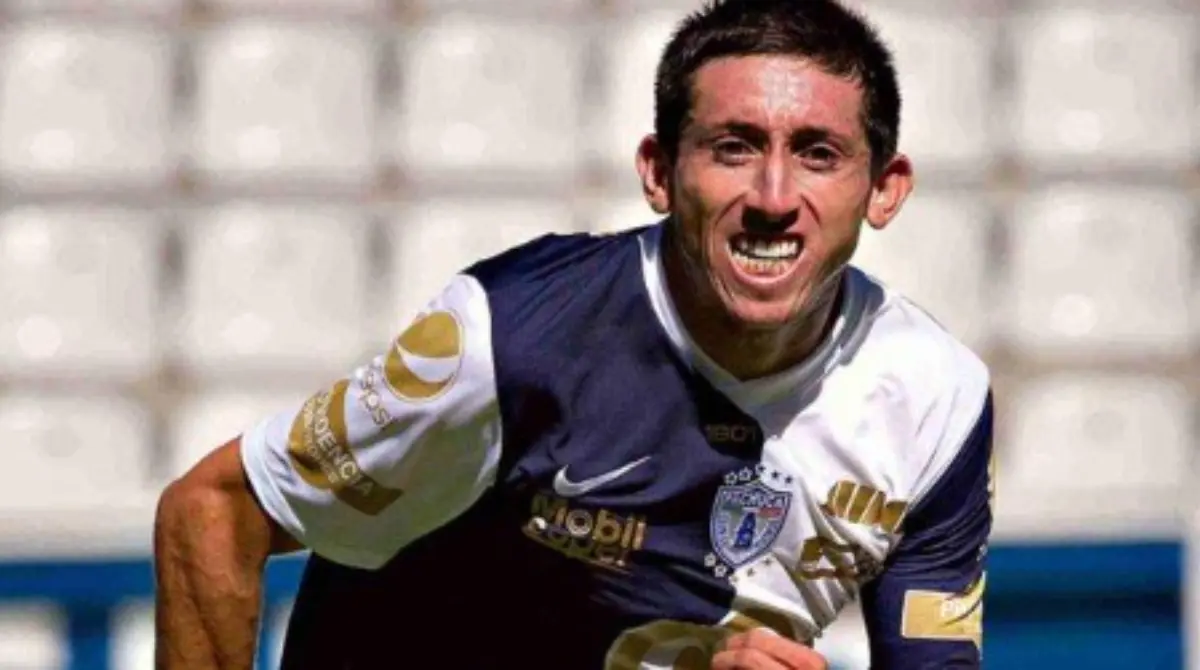 Debut profesional con Pachuca. Hace su estreno en la Liga MX, con un aspecto juvenil: rostro limpio, orejas prominentes y complexión atlética ligera, destacando como novato del torneo.