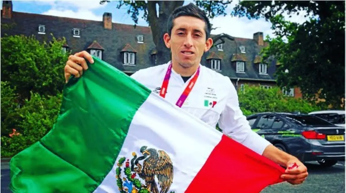 Oro olímpico en Londres. Gana medalla de oro con México en los Juegos Olímpicos, manteniendo un look simple con cabello corto; inicia a ganar masa muscular por el entrenamiento intensivo.