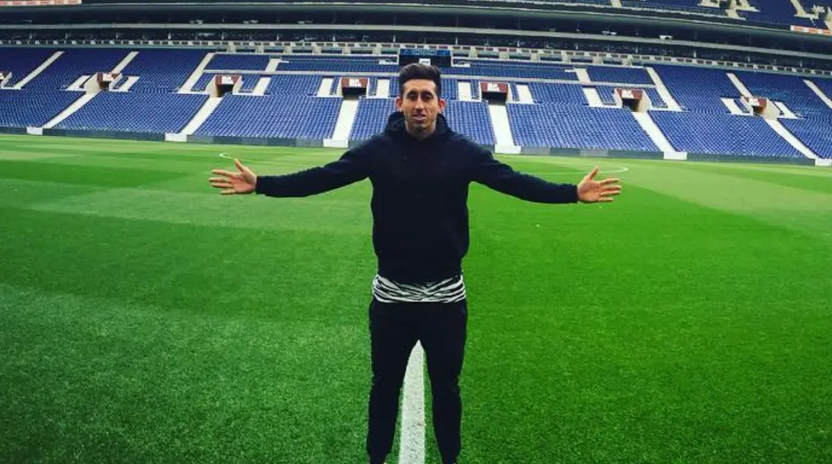 Llega a Europa con el Porto por 8 millones de euros; su estilo evoluciona a más profesional, con barba incipiente.