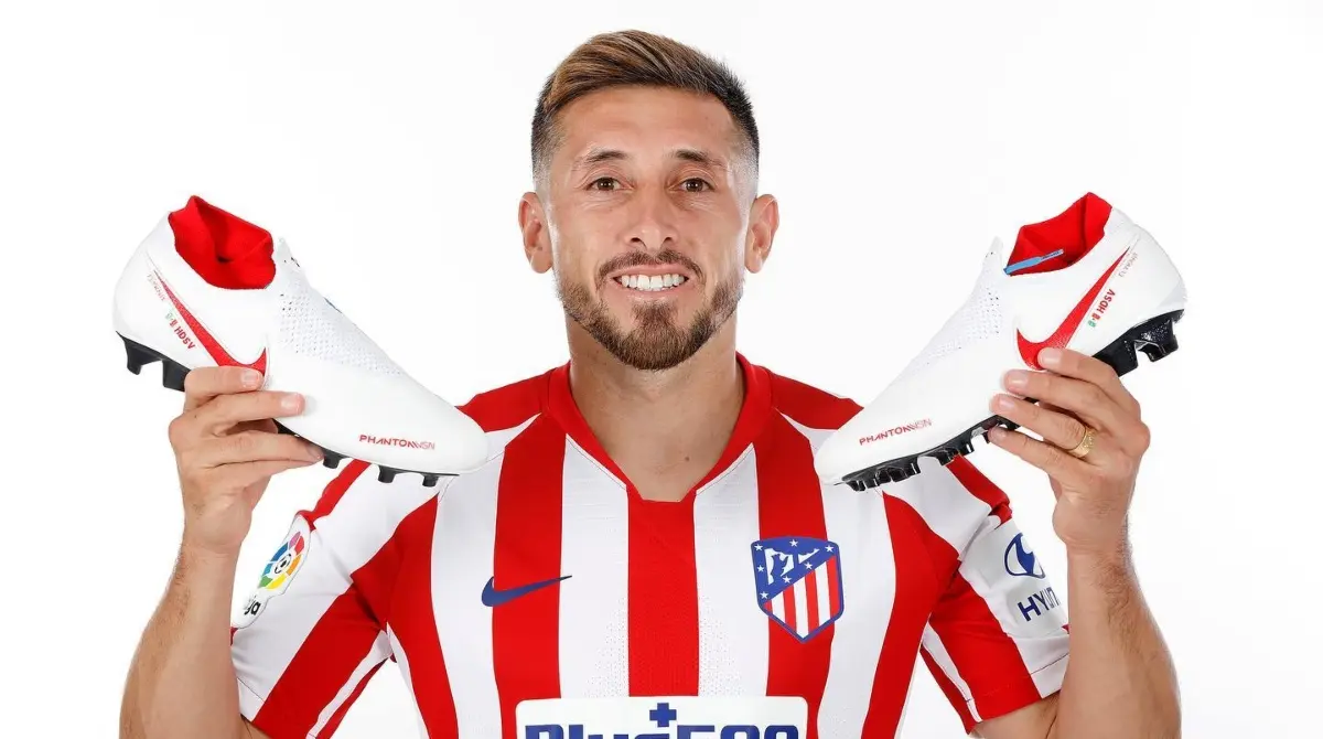 Ficha por el Atlético, debutando con look renovado: rostro más armónico post-cirugía.