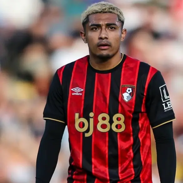 Julián Araujo dejaría la Premier League por equipo en España