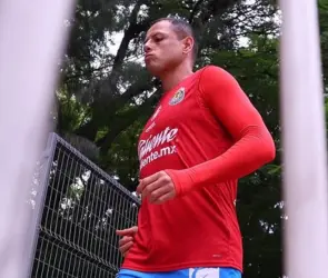¿Qué le pasó a Chicharito? El delantero de Chivas se lesiona de nuevo