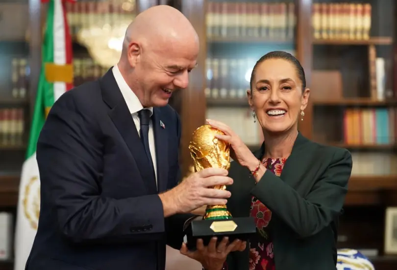Claudia Sheinbaum recibió el primer boleto para el partido inaugural del Mundial de 2026 Claudia Sheinbaum recibió el primer boleto para el partido inaugural del Mundial de 2026