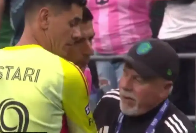 El futbolista cometió el terrible acto y ha sido el blanco de las críticas. El futbolista cometió el terrible acto y ha sido el blanco de las críticas.