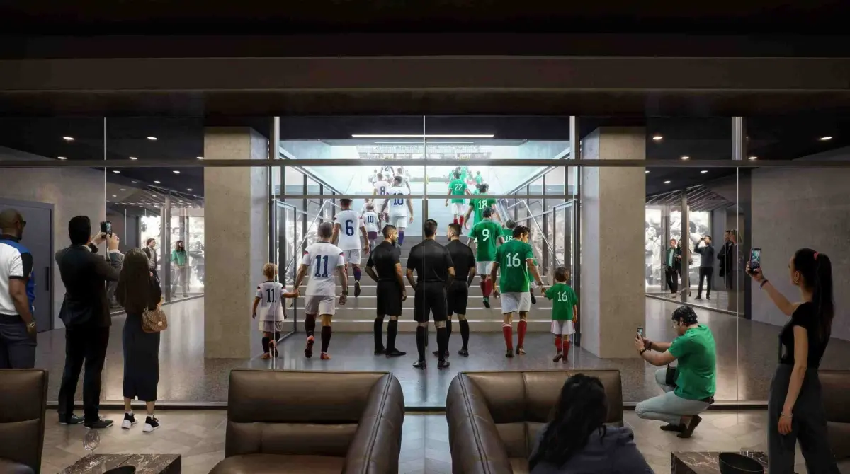 El espacio interior del club ofrece una amplia área abierta con asientos en el bar y el lounge, con vistas a la entrada de los jugadores al campo. El espacio interior del club ofrece una amplia área abierta con asientos en el bar y el lounge, con vistas a la entrada de los jugadores al campo.