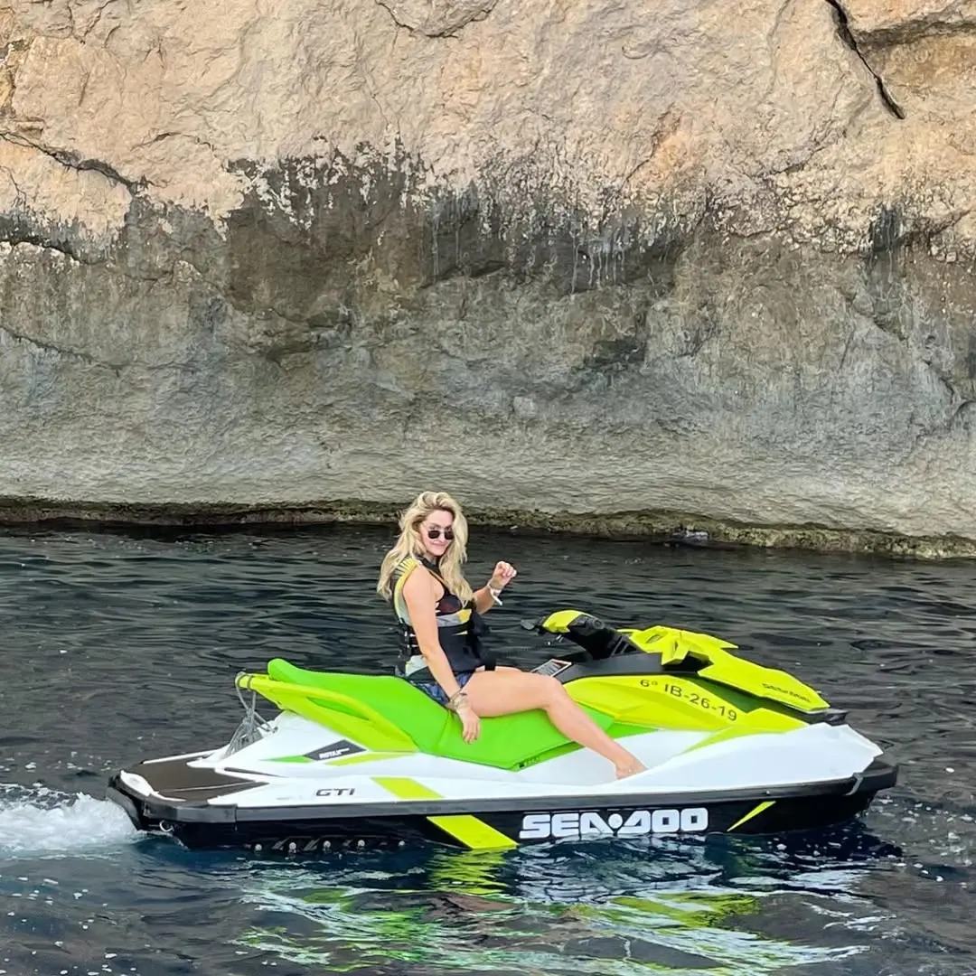 Vive alejada de la polémica. Vive alejada de la polémica.