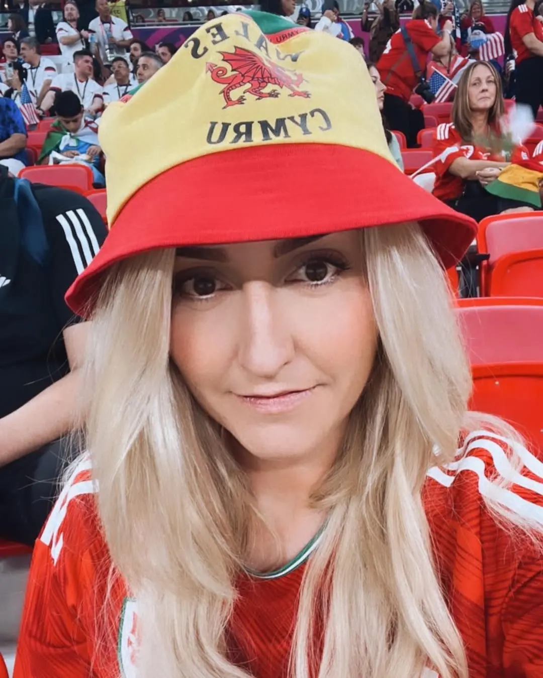 Suele acompañar a Ramsey en cada estadio que se presente Suele acompañar a Ramsey en cada estadio que se presente