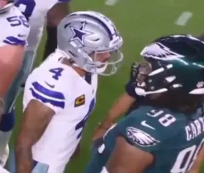 VIDEO: El escupitajo de Jalen Carter a Dak Prescott