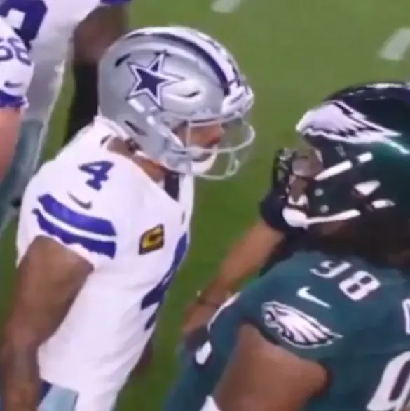 VIDEO: El escupitajo de Jalen Carter a Dak Prescott
