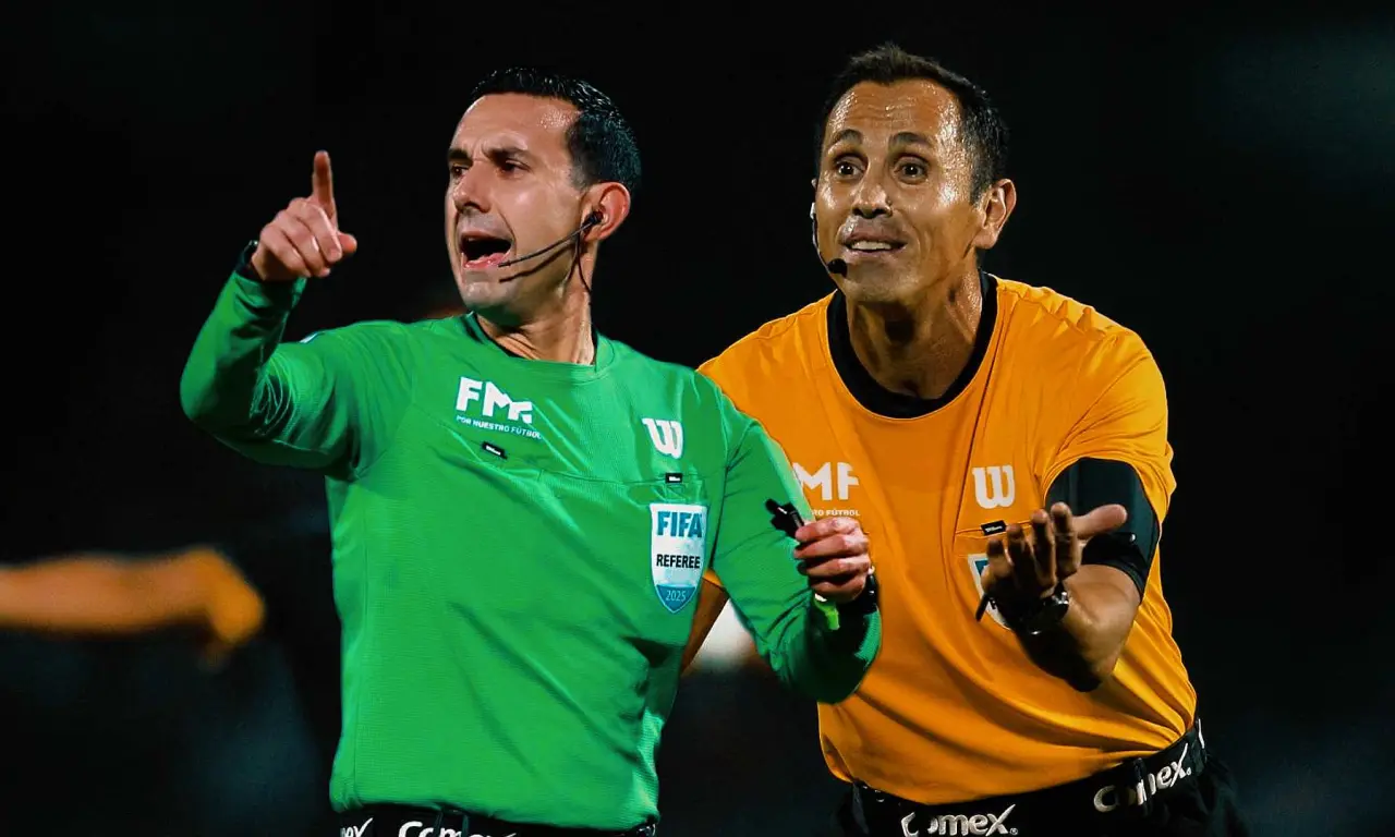  Los árbitros de la Liga MX reciben dos ingresos: un salario base mensual y un pago adicional por cada partido dirigido. 