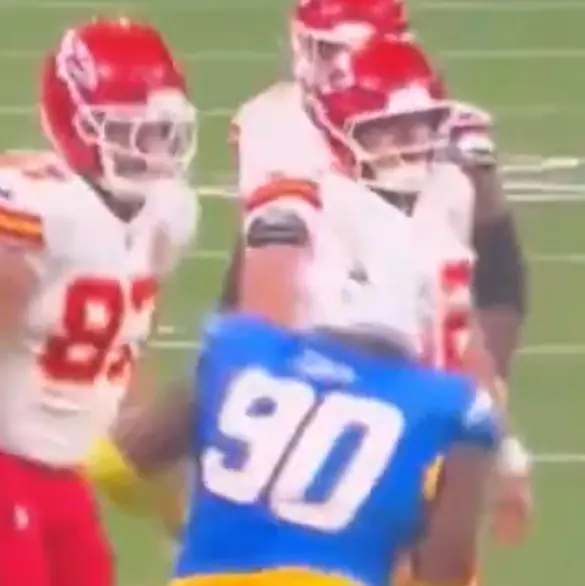 Travis Kelce sufre impactante agresión en partido vs Chargers