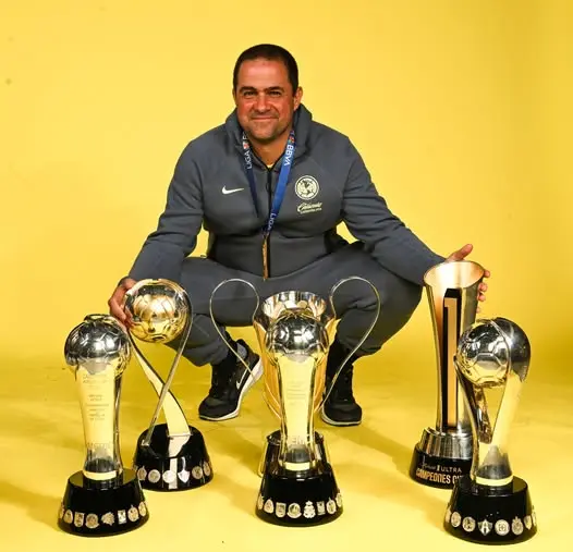 Se convirtió en el primer DT en conseguir un tricampeonato en torneos cortos