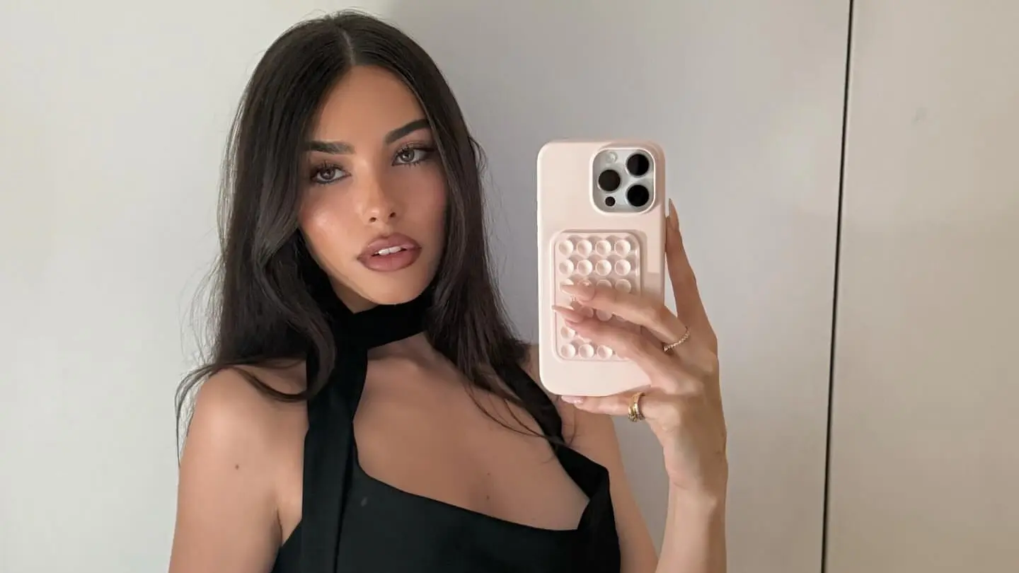 Construyó su carrera de forma independiente antes de firmar con Epic Records.