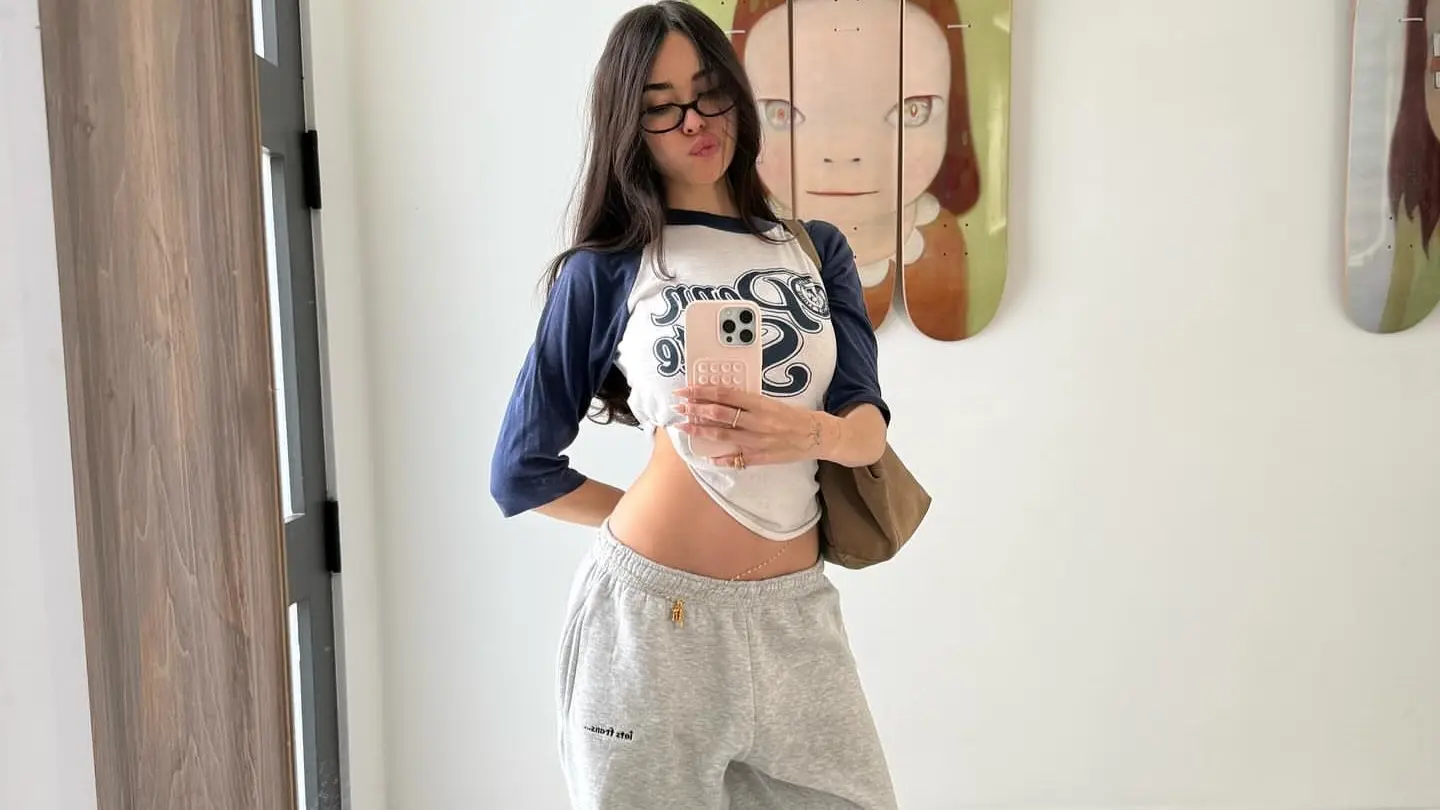 Le gusta mucho dibujar y pintar, actividad que usa como escape creativo fuera de la música.