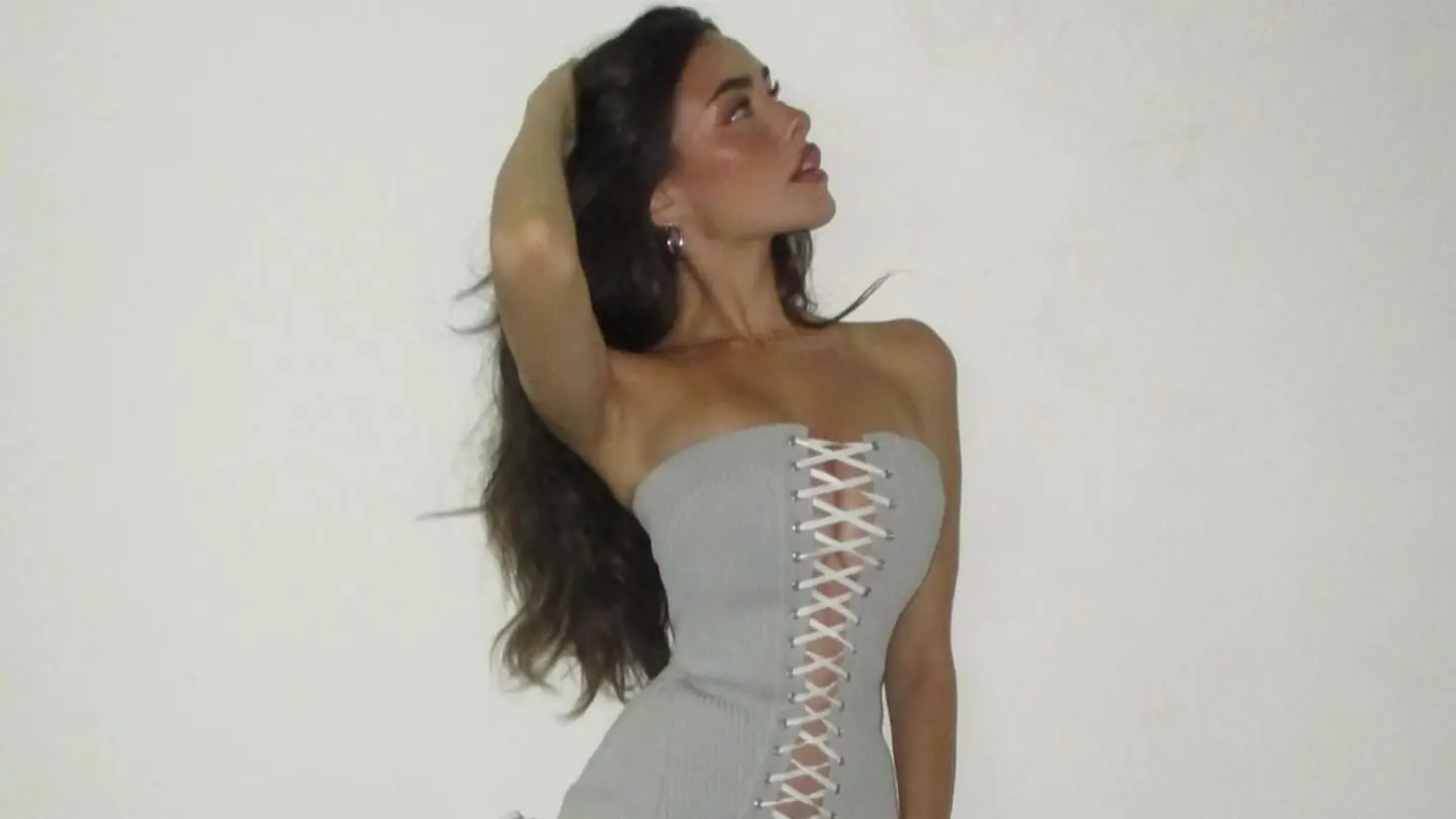 Aprendió a producir y a grabar en casa; varias de sus maquetas iniciales salieron de su propio cuarto.