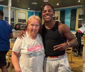 El emotivo gesto de Speed con una seguidora de la tercera edad